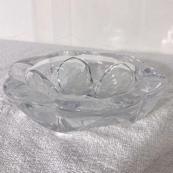Vintage Round Clear Cut Glass With Frosted Textured Flowers Ashtray Trinket Dish - Picture 6 of 16